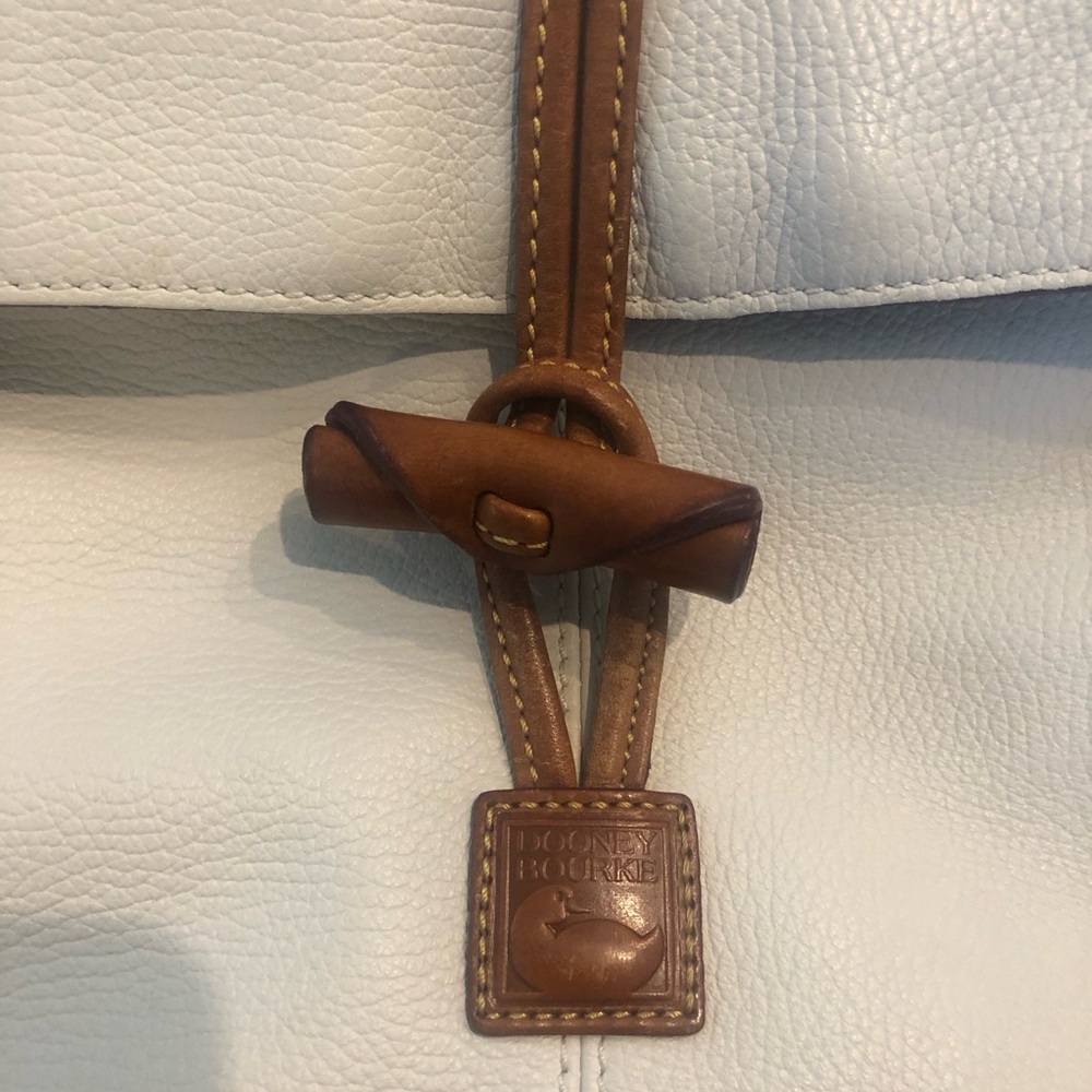 Dooney and Bourke backpack style purse - Picture 3 of 4